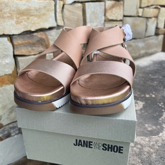JANE AND THE SHOE Harper tan & rose gold Sandals w/buckle closure NWOB Sz-6.5. P - Picture 2 of 11